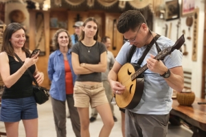 Điều gì đã làm âm nhạc dân tộc Việt Nam có sức hút với bạn bè quốc tế như vậy? Cùng tìm hiểu nhé 