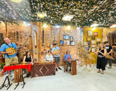 Ba thế hệ trong một gia đình từ Mỹ  đến với Truc Mai Music House 