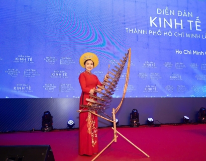 Sự kiện - Biểu diễn trên Diễn Đàn Kinh Tế