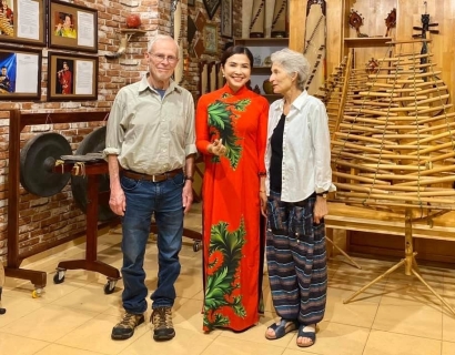 khách Tây đến Truc Mai - tự hào Thanh Âm Việt