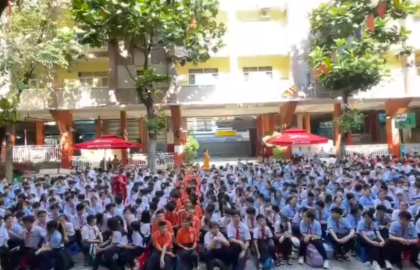 NSND Ngô Tuyết Mai cùng ban nhạc Âm Thanh Xanh