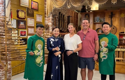 Cặp đôi - Ông và Bà đến từ nước Mỹ đã đến thưởng thức Âm nhạc Dân tộc Việt Nam tại Truc Mai Music House